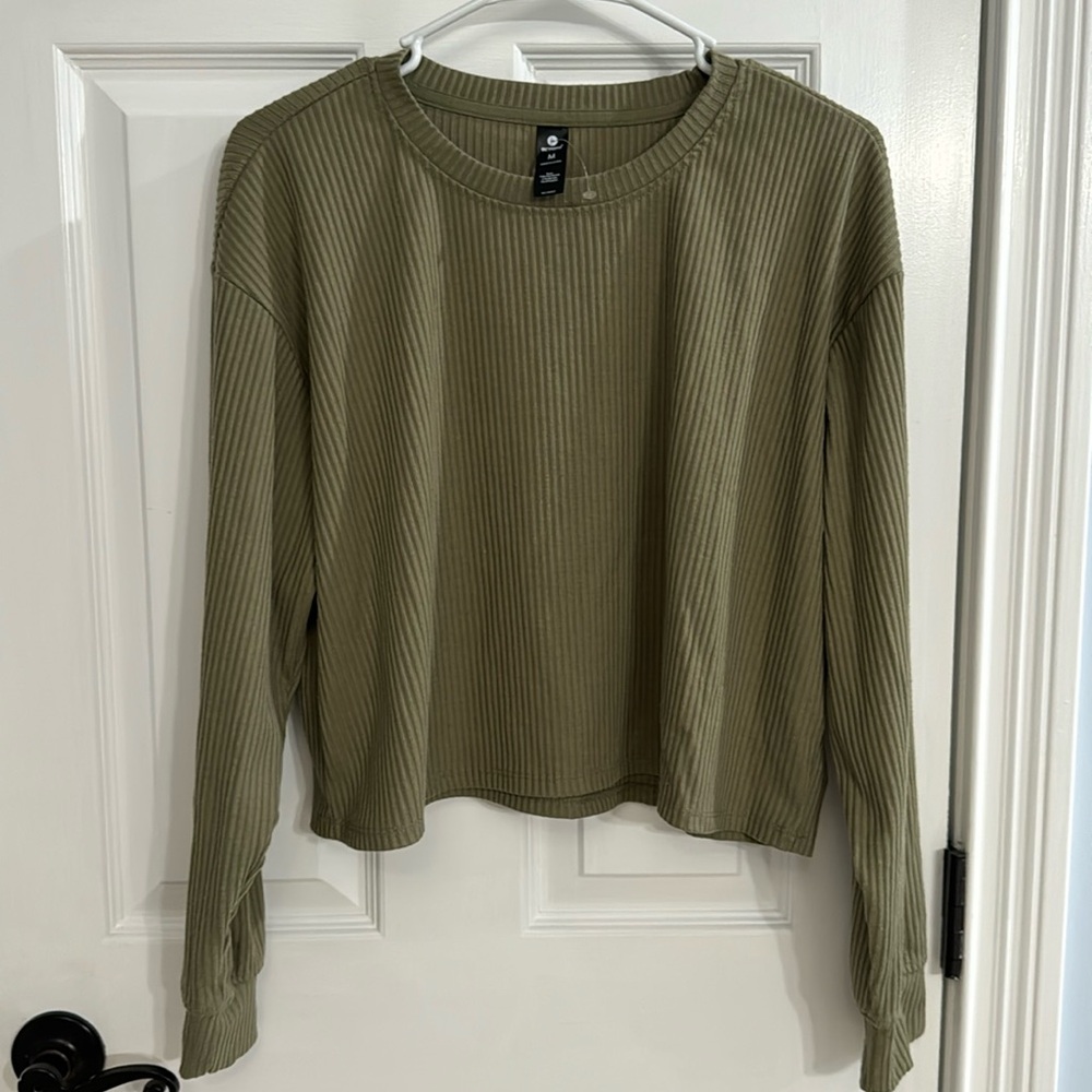 90 degree ribbed cropped L/S shirt. 18in from shoulder to bottom. Never worn